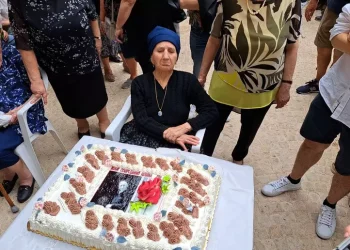 Compie 100 anni una delle ultime donne ad indossare abito tradizionale dal peso di 15 chili