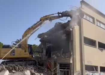 A Giulianova la demolizione dell’ex mercato coperto, l’Amministrazione comunale: “Fine di un’epoca di degrado”