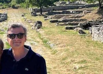 Carlo Calenda in vacanza nella Marsica in visita ai Cunicoli di Claudio e Alba Fucens (fotogallery)