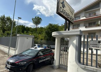 Tre uomini molestano due ragazze minorenni a passeggio: avviate indagini dai carabinieri