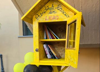 Bambini realizzano una casetta di legno per lo scambio dei libri e la donano alla comunità