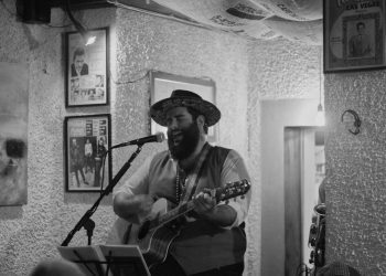 Il cantautore Cecè Tripodo in concerto a Vasto con il suo “Canzoni Sporche Tour”