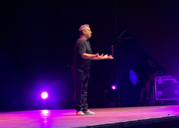 Standing ovation per il comico Gabriele Cirilli a “I cantieri dell’immaginario” all’Aquila