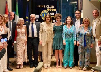 Passaggio del martelletto al Lions club Roseto, Donatella Croce subentra a Gianluigi Candelori