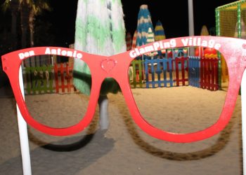 Inaugurata piazza Ivan Graziani, un maxi occhiale rosso per il benvenuto ai turisti sulla spiaggia (fotogallery)