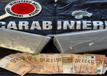 Forza posto di blocco e si schianta contro guardrail con droga a bordo: arrestato