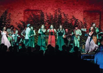 Frisa celebra la danza popolare con la musica dell’Orchestra popolare del saltarello