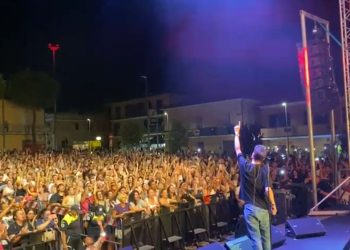 Piazza gremita a Sant’Onofrio di Campli per il concerto degli Zero Assoluto
