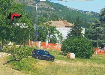 Operai al lavoro in un sottotetto trovano una scatola con candelotti di dinamite degli anni 40′