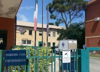 Carcere di Pescara, detenuto incendia la cella e picchia un agente