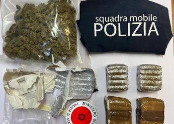 In auto con due chili e mezzo di droga nascosti in un borsone, arrestato 28enne