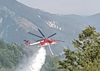 Paura tra residenti e villeggianti per un vasto incendio: intervengono i Vigili del Fuoco con l’elicottero