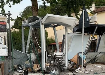 Assalto con esplosivo al bancomat delle Poste: rubati 50 mila euro