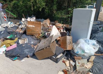 Incastrata dalle fatture lasciate in una montagna di rifiuti abbandonati: nei guai una 45enne