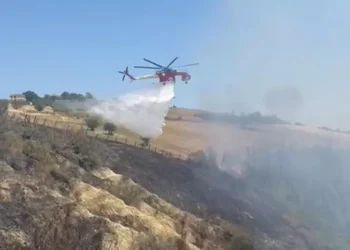 Vasto incendio nel Teramano, bruciano bosco e sterpaglie