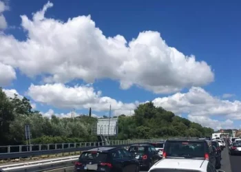 Incidente tra camion sulla A14, 5 chilometri di coda: distribuita acqua agli automobilisti