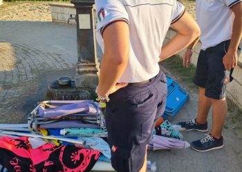 Ombrelloni e sdraio rimossi dalla spiaggia libera, blitz all’alba della Capitaneria di porto e della polizia locale (foto)