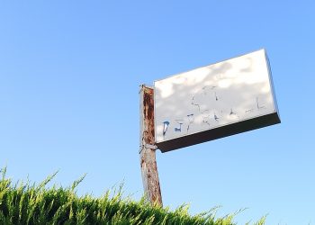 L’ospedale c’è, ma nessuno lo trova: l’insegna scolorita segno di degrado e abbandono