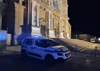 Evade dai domiciliarti e scappa per le vie del centro storico, bloccato dalla polizia locale