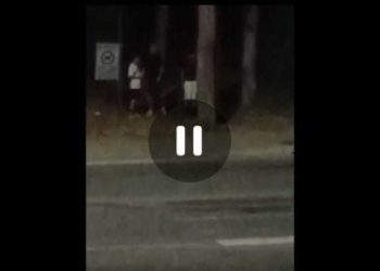 Sassi contro le auto in transito, il folle gioco di un gruppo di ragazzini (VIDEO)