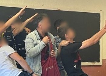 Saluto romano a scuola intorno al professore, la foto diventa virale: polemiche su un docente abruzzese
