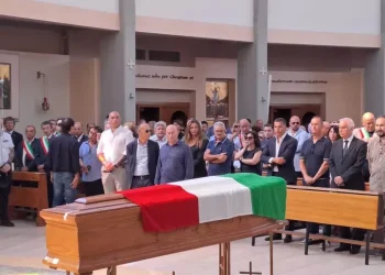 In centinaia per l’ultimo saluto al sindaco Lagatta