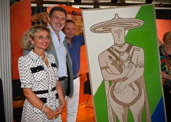 Lo stemma dell’Abruzzo fatto all’uncinetto, consegnato a Marsilio dalla pro loco di San Salvo