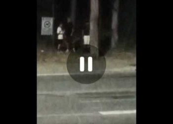 Lanciano sassi contro le auto in transito, il folle gioco di un gruppo di ragazzini (VIDEO)