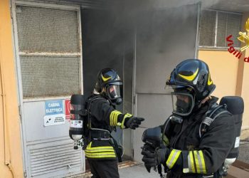 Paura all’ospedale di Pescara, scoppia un incendio: domato dai vigili del fuoco (fotogallery)