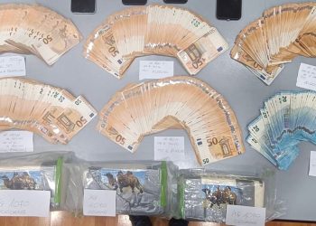 Sorpresi con 3 chili di cocaina nascosti nel motore di un’auto, due arresti