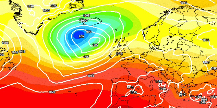 La situazione prevista da ECMWF per le ore 14:00 di Domenica 4. Sull'Abruzzo tempo generalmente buono, ma con qualche rovescio nel pomeriggio.