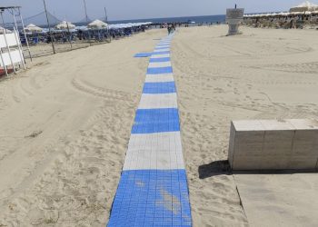Riposizionata la passerella di accesso alla spiaggia libera tra i Bagni Marini e il Lido Mirage a Roseto