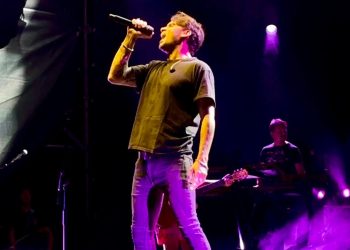 Fabrizio Moro conquista L’Aquila, il cantautore romano: “Ho perso le parole, cornice meravigliosa”