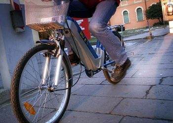 Un 23enne tenta di rubare una bici elettrica: rincorso e arrestato