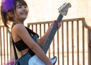 Ecco Isabel, la bambina nata con la Perdonanza: una piccola artista che promuove il territorio