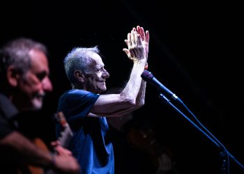 Le parole e la musica del professor Roberto Vecchioni incantano Roseto degli Abruzzi