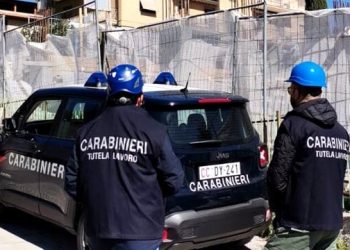 Impalcature senza parapetti e attrezzature non idonee in cantiere, multa di quasi 5 mila euro