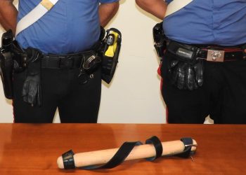 Si costruisce un’arma con un mattarello e una cinghia e partecipa a una rissa, denunciato