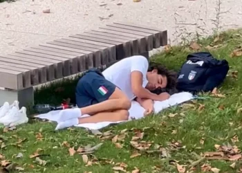 Troppo caldo nelle stanze del villaggio olimpico, Ceccon dorme sul prato: l’immagine diventa virale