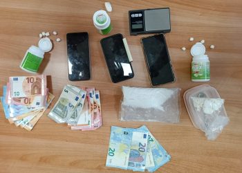 Blitz in un appartamento trasformato in bazar della droga: arrestati due stranieri