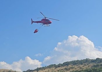 Rogo di sterpaglie vicino all’autostrada, chiuso il tratto fra Pescina e Cocullo
