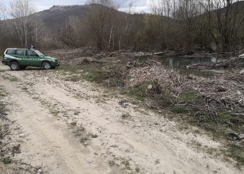 L’acqua non c’è ma continuano i prelievi abusivi: scattano controlli e multe dei forestali