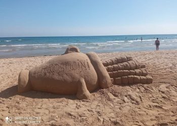 Arrosticini giganti sulla spiaggia, la scultura di sabbia che fa venire “l’acquolina in bocca” (foto)