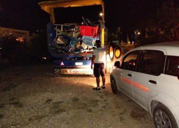 Blitz notturno della Guardia Costiera, rimossi ombrelloni dalla spiaggia libera (foto)
