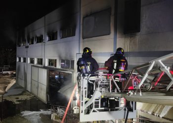 Incendio con rischio esplosione: oltre 5 ore di intervento per i vigili del fuoco