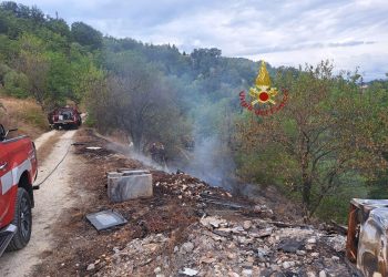 Incendio di rifiuti tra le colline di Montesilvano, vigili del fuoco in azione