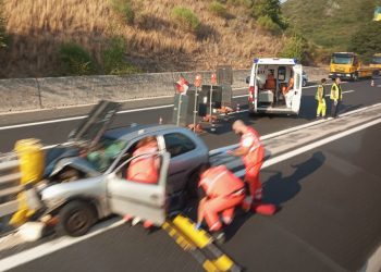 Grave incidente in autostrada: auto si schianta contro il guardrail (fotogallery)