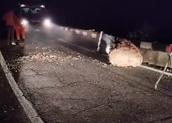 Paura sulla Statale 7 delle Svolte di Popoli: cade masso, nessun ferito