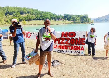 Flash mob al lago di Castel San Vincenzo: il coordinamento “No Pizzone II” denuncia i rischi del progetto Enel