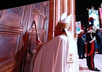 Perdonanza, il cardinale Petrocchi apre la Porta Santa e si congeda